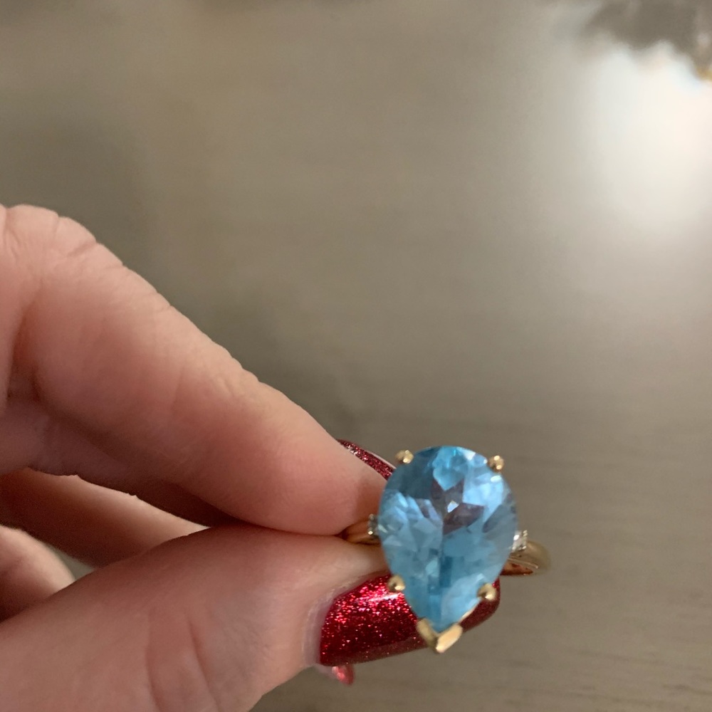 Beautiful genuine blue topaz ring in yellow gold